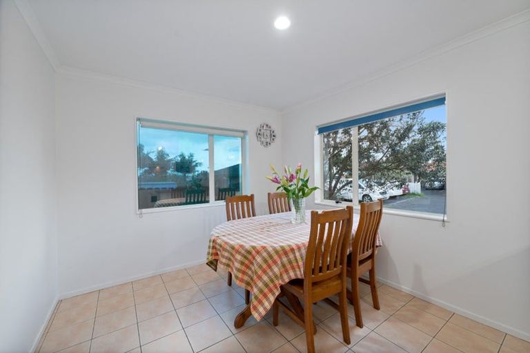 Photo of property in 17 Greenberry Drive, Ranui, Auckland, 0612