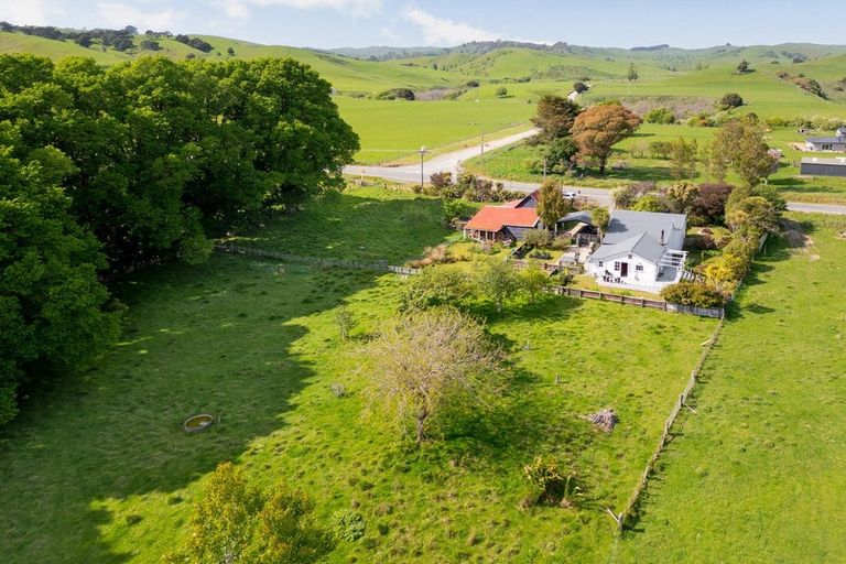 Photo of property in 1033 Masterton Castlepoint Road, Tauweru, Masterton, 5889