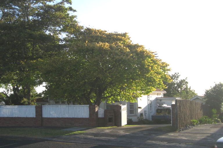 Photo of property in 129 Glenfield Road, Hillcrest, Auckland, 0626