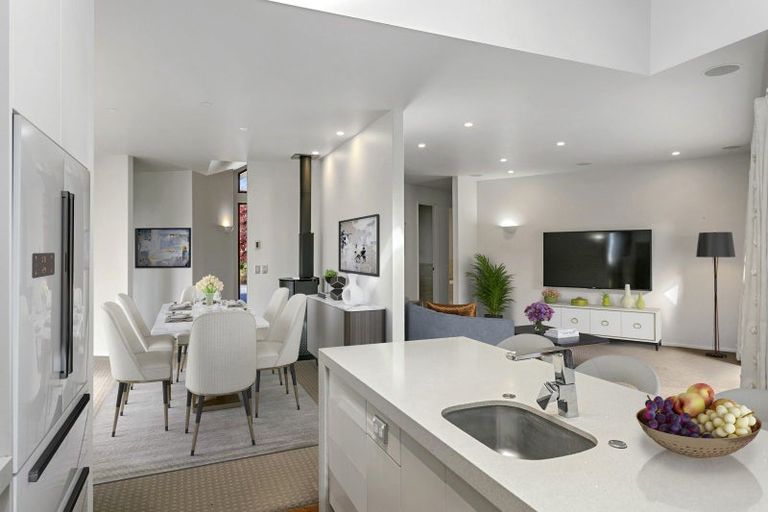 Photo of property in 5 Cameron Drive, Acacia Bay, Taupo, 3385