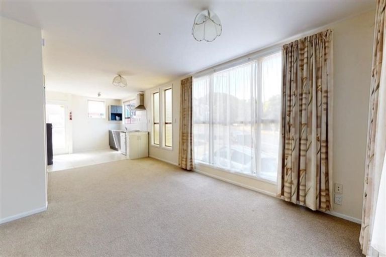 Photo of property in 109 Akaroa Drive, Maupuia, Wellington, 6022