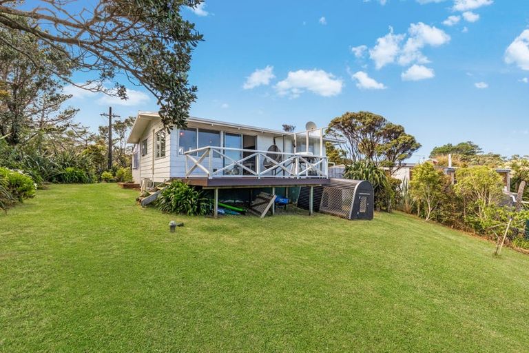 Photo of property in 13 Te Ahuahu Road, Piha, New Lynn, 0772