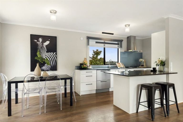 Photo of property in 2/14 Moxham Grove, Massey, Auckland, 0614