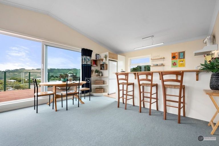 Photo of property in 5 Honeysuckle Grove, Maungaraki, Lower Hutt, 5010