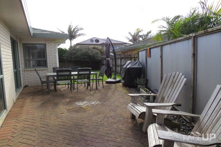 Photo of property in 22 Connemara Court, West Harbour, Auckland, 0618