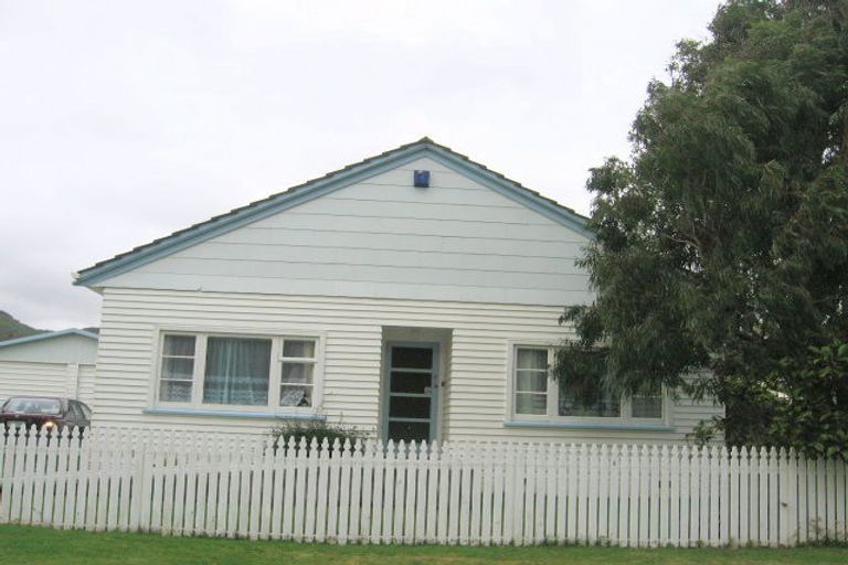 Photo of property in 3 Davies Street, Tawa, Wellington, 5028