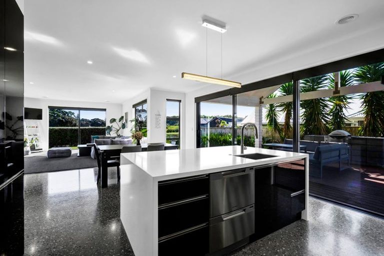 Photo of property in 6 Pebble Beach Court, Waiwhakaiho, New Plymouth, 4312