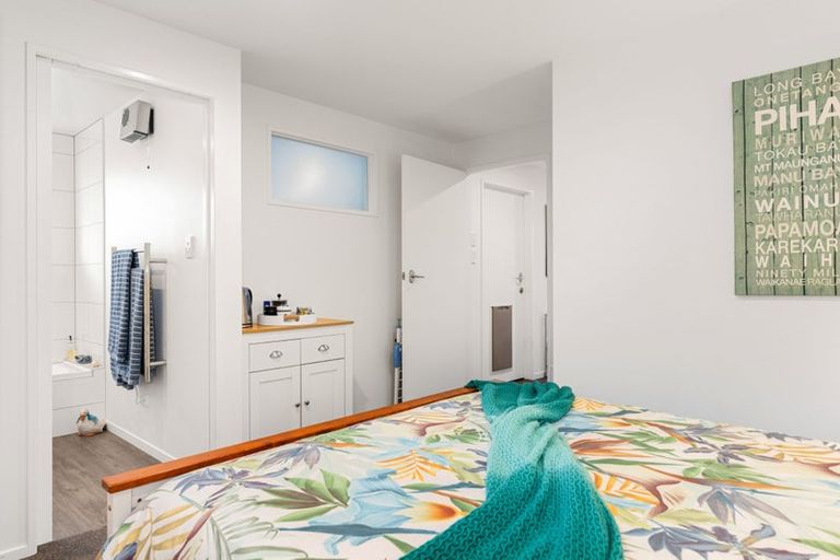 Photo of property in 2/60 Moncks Spur Road, Redcliffs, Christchurch, 8081