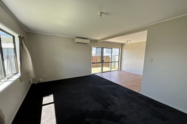 Photo of property in 1 Etherton Drive, Weymouth, Auckland, 2103