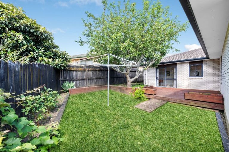Photo of property in 85 Buscomb Avenue, Henderson, Auckland, 0610