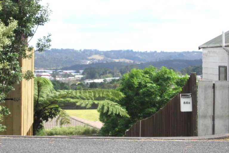 Photo of property in 1/44 Sunset Road, Unsworth Heights, Auckland, 0632