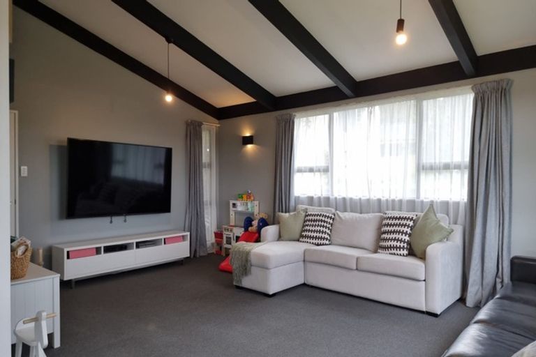 Photo of property in 4 Crown Hill, Titahi Bay, Porirua, 5022