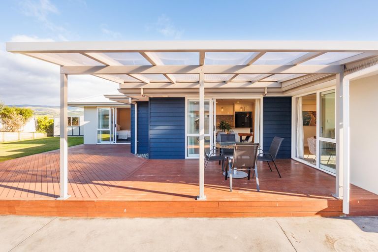 Photo of property in 6 Atlantic Drive, Fitzherbert, Palmerston North, 4410