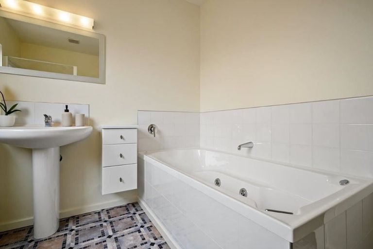 Photo of property in 2/7a Medbury Terrace, Fendalton, Christchurch, 8041