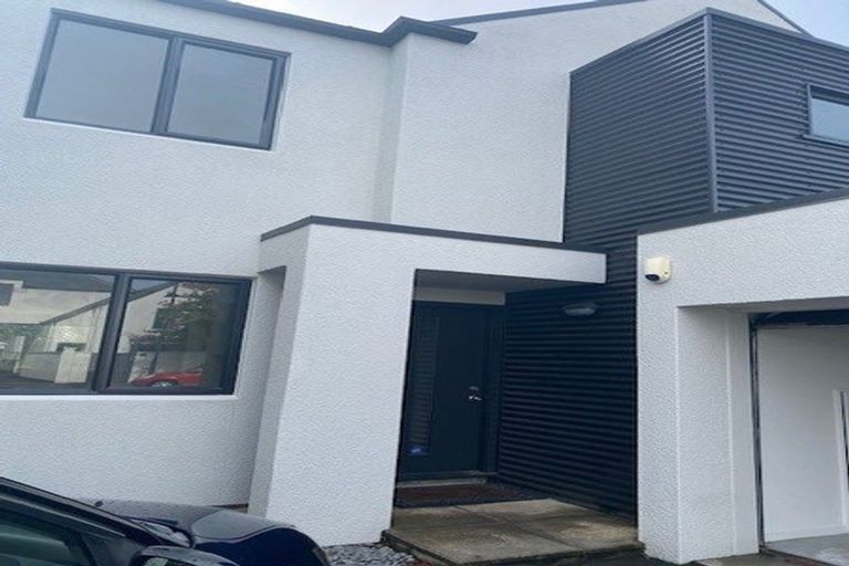 Photo of property in 32 Oakford Close, Riccarton, Christchurch, 8011