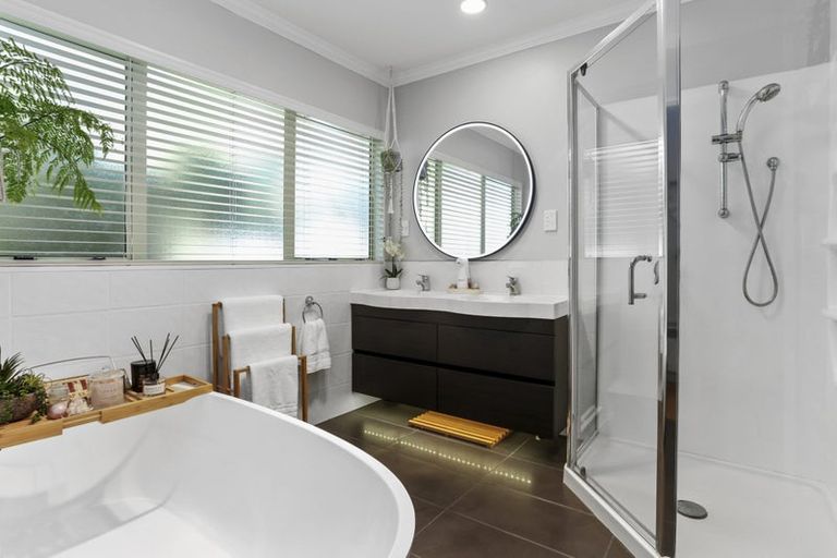 Photo of property in 2/130 Sandspit Road, Shelly Park, Auckland, 2014