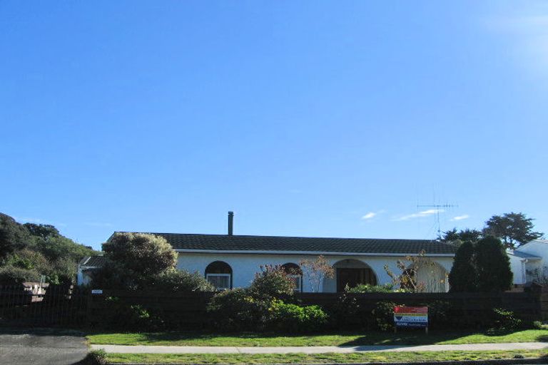 Photo of property in 11 Mahoe Street, Otaki Beach, Otaki, 5512