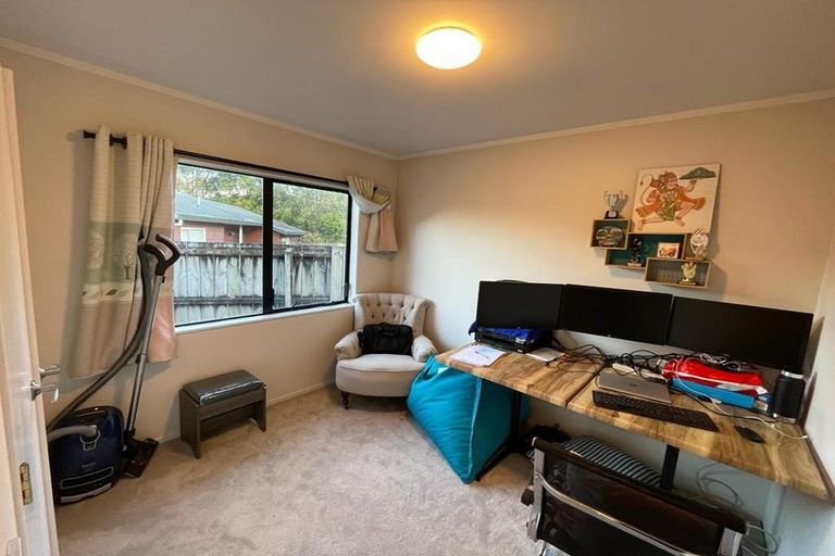 Photo of property in 25 Lochend Place, Highland Park, Auckland, 2010