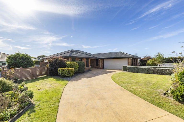 Photo of property in 6 Royal Heights, Glen Avon, New Plymouth, 4312