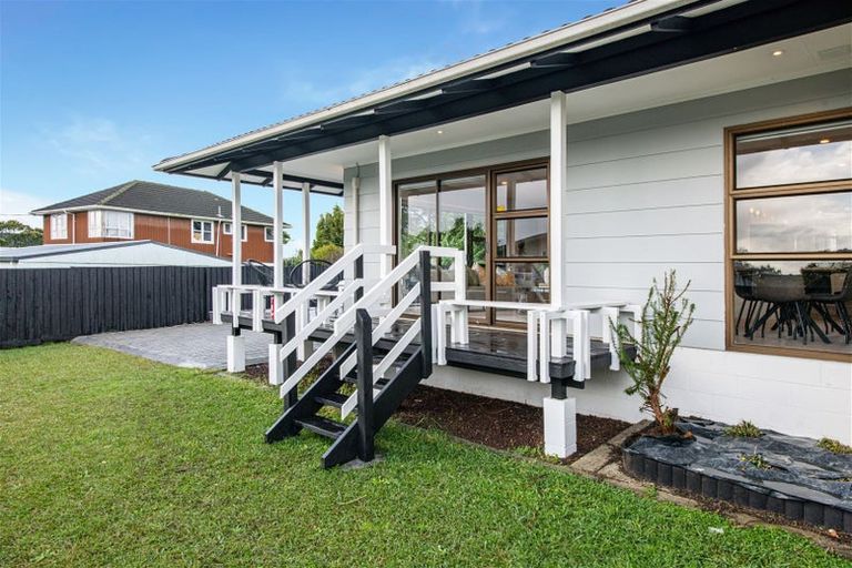 Photo of property in 2/322 Te Atatu Road, Te Atatu South, Auckland, 0610