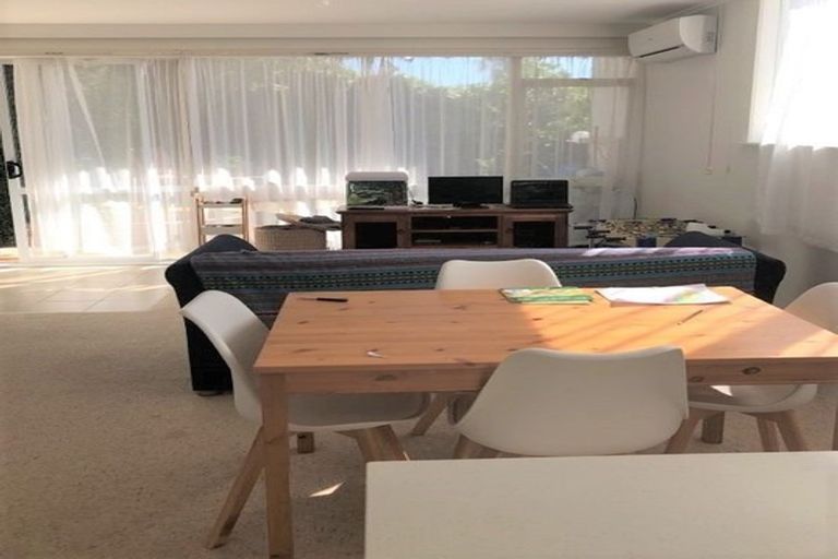 Photo of property in 1/72 Sylvan Avenue, Northcote, Auckland, 0627