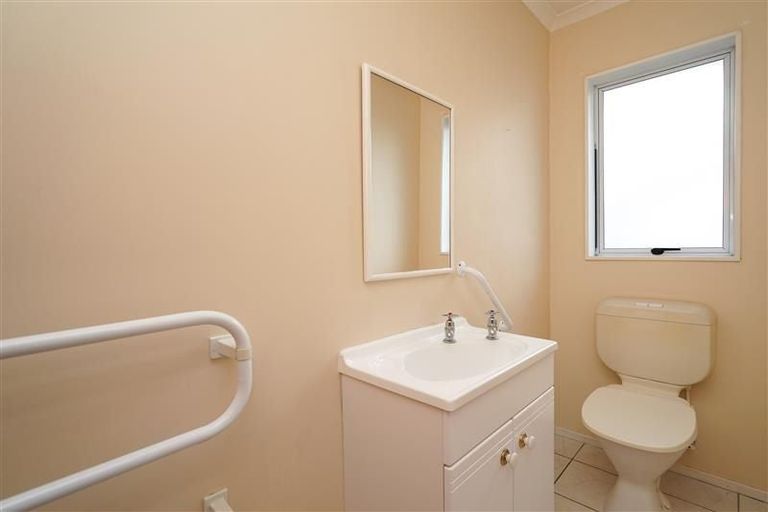 Photo of property in 1/1 Moana Avenue, Bayswater, Auckland, 0622