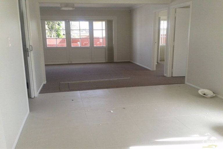 Photo of property in 52 Dale Crescent, Pakuranga, Auckland, 2010