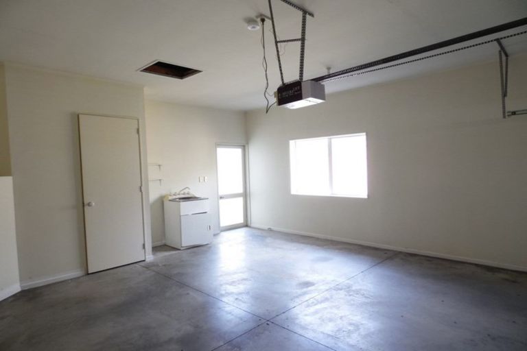 Photo of property in 72 Kingdale Road, Henderson, Auckland, 0610