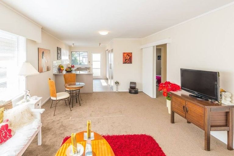 Photo of property in 2/27 Parkhill Road, Mellons Bay, Auckland, 2014
