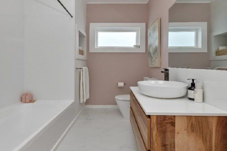 Photo of property in 34 Beach Road, Onerahi, Whangarei, 0110