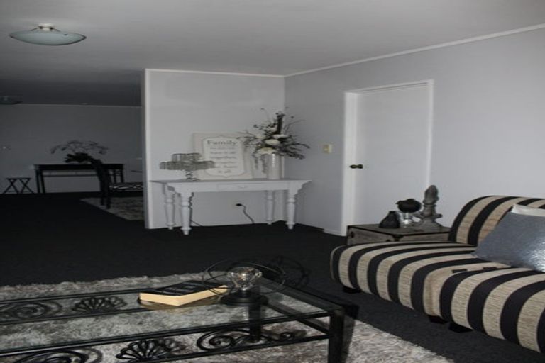 Photo of property in 1/17 Kupari Place, Totara Vale, Auckland, 0629