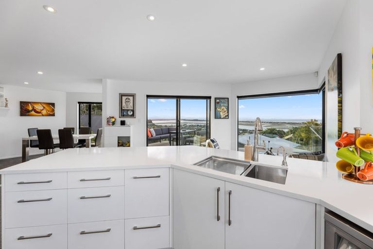 Photo of property in 2/60 Moncks Spur Road, Redcliffs, Christchurch, 8081