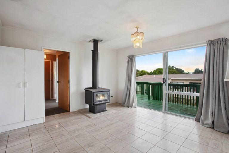 Photo of property in 16 Leaming Place, Clarks Beach, 2122