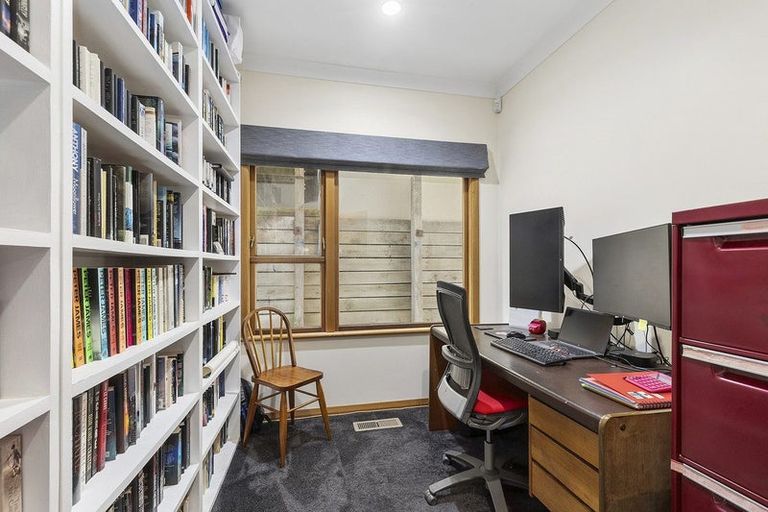 Photo of property in 156 Nevay Road, Karaka Bays, Wellington, 6022