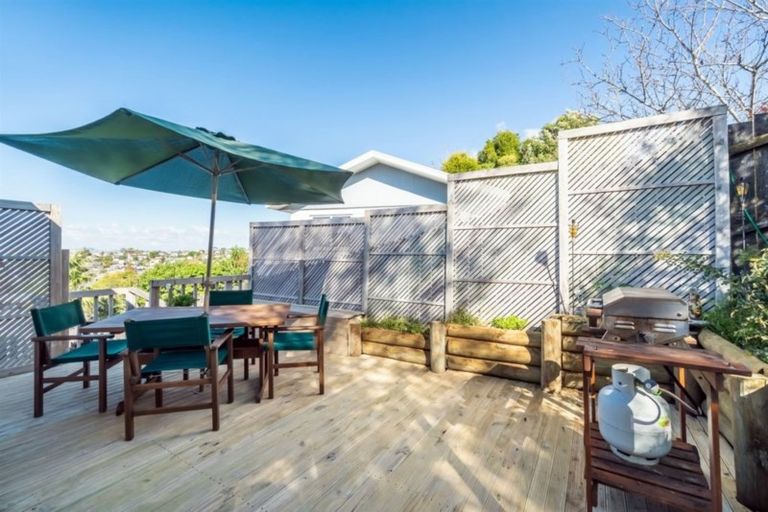 Photo of property in 1/10 Remus Place, Totara Vale, Auckland, 0629