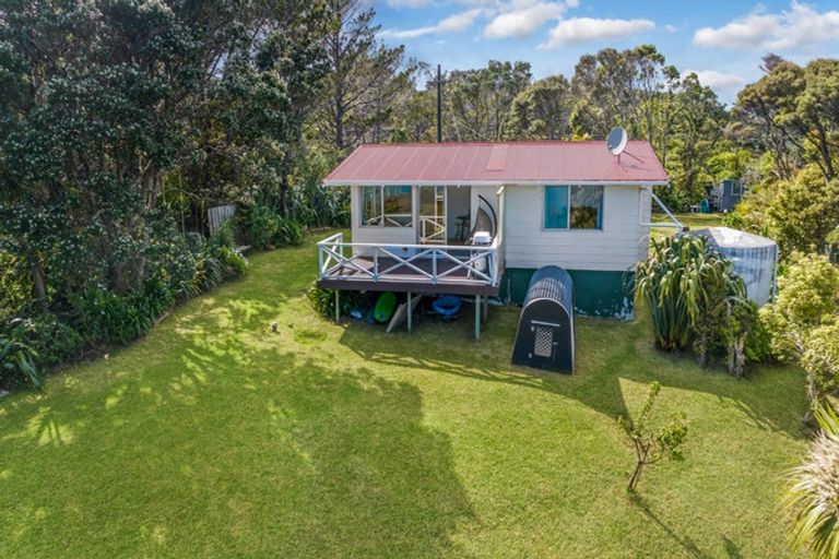 Photo of property in 13 Te Ahuahu Road, Piha, New Lynn, 0772