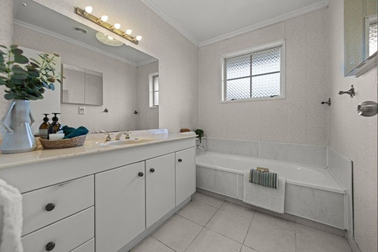 Photo of property in 17 Caulfield Place, Awapuni, Palmerston North, 4412