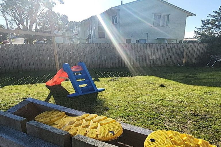 Photo of property in 21 Worcester Place, Cannons Creek, Porirua, 5024