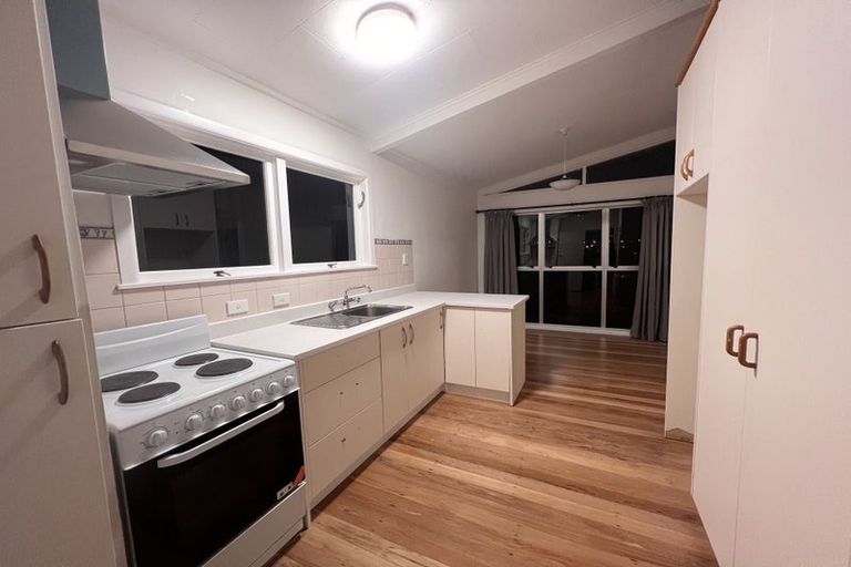 Photo of property in 122 Vodanovich Road, Te Atatu South, Auckland, 0610