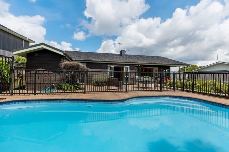 Photo of property in 11 Cheriton Road, Mellons Bay, Auckland, 2014