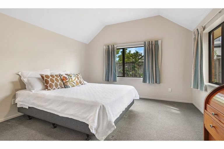 Photo of property in 2/35 Glenburn Place, Avonhead, Christchurch, 8042