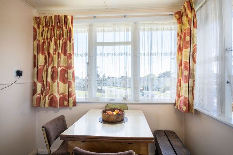 Photo of property in 33 Banks Street, Marfell, New Plymouth, 4310