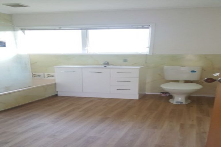 Photo of property in 9 Wakeling Avenue, Te Atatu South, Auckland, 0610