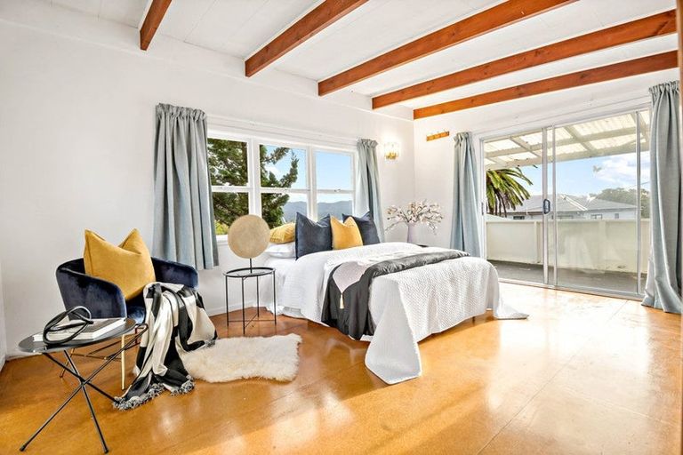 Photo of property in 129 Sunnyside Road, Sunnyvale, Auckland, 0612