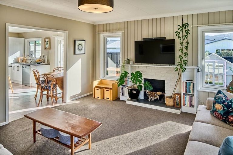 Photo of property in 1 East Grove, Alicetown, Lower Hutt, 5010