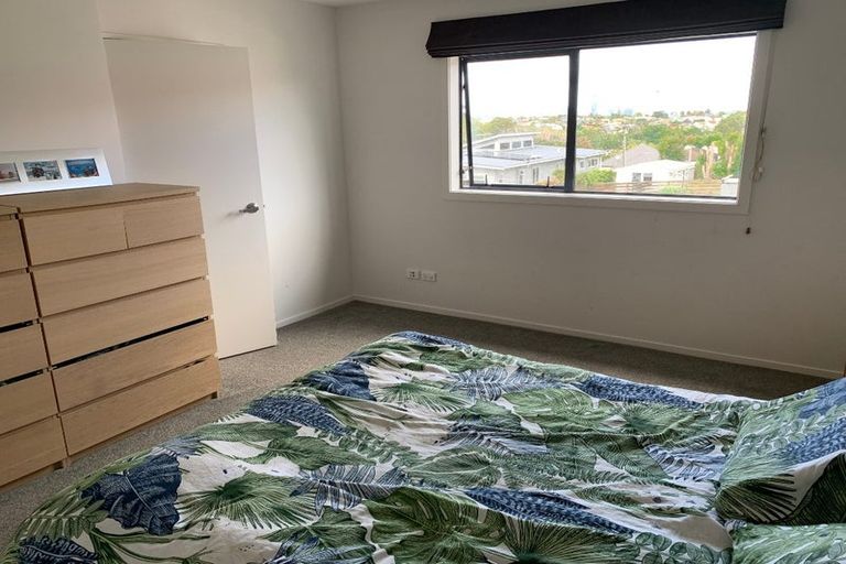 Photo of property in 2/100 Eversleigh Road, Belmont, Auckland, 0622