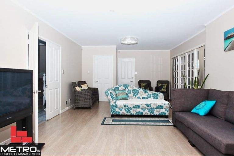 Photo of property in 20 Longbill Place, Glendene, Auckland, 0602