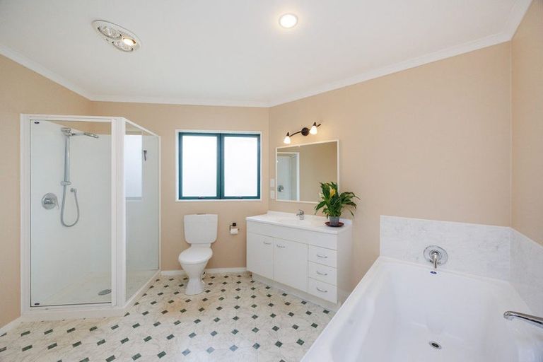 Photo of property in 140 Pacific Drive, Fitzherbert, Palmerston North, 4410