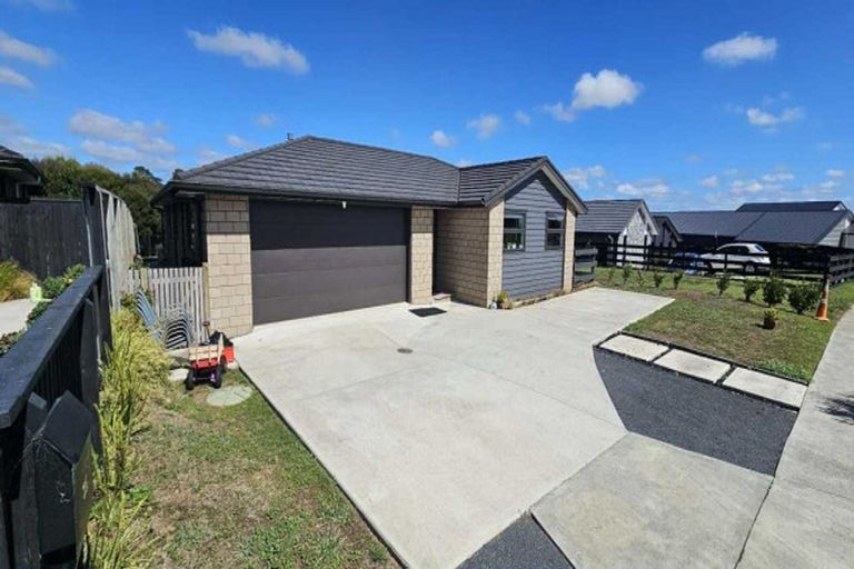 Photo of property in 35 Tahuna Minhinnick Drive, Glenbrook, 2681