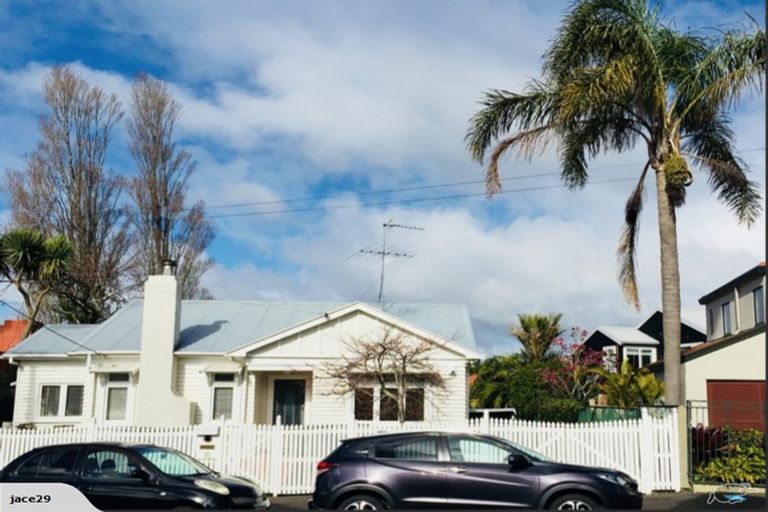 Photo of property in 10 Faulkner Road, Northcote Point, Auckland, 0627